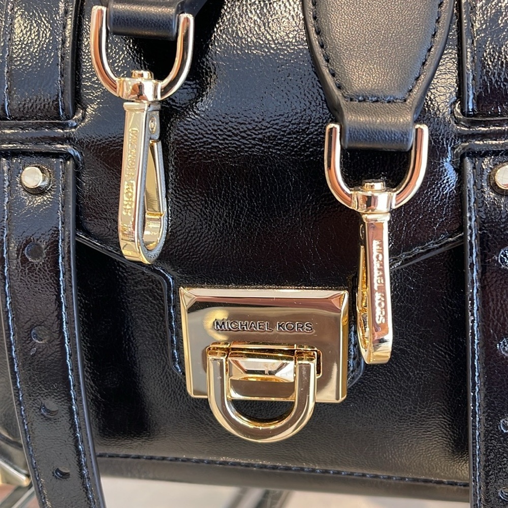 MICHAEL KORS
Manhattan Medium TH SCHOOL Crackled Metallic Leather SATCHEL
Black - Picture 8 of 16